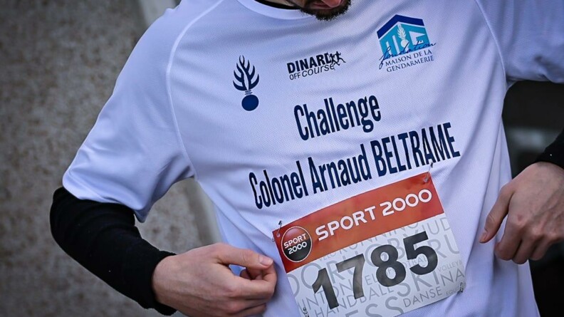Maillot vlanc du challenge Colonel Arnaud Beltrame avec les sponsors et le numéro de dossard 1785.