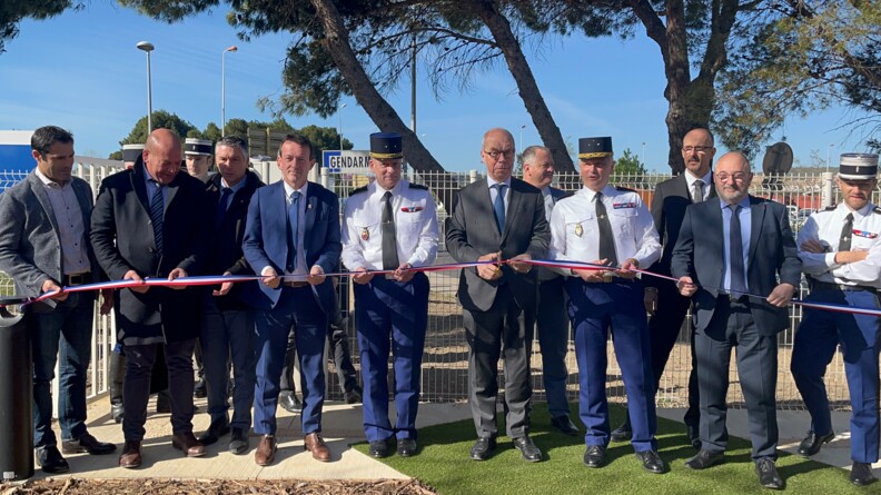 Les autorités civiles et militaires du groupement de gendarmerie départementale de l'Aude coupent le ruban tricolore