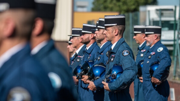 Pilotes des Forces aériennes de la gendarmerie nationale, casque sous le bras.