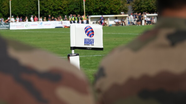 Poteau du terrain de rugby avec le drapeau du championnat du Monde militaire