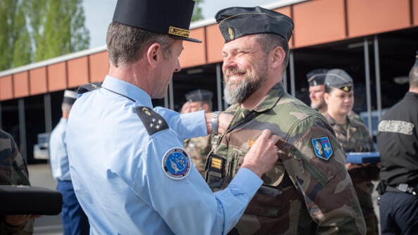 Un capitaine de gendarmerie mobile se fait remettre la médaille par le général de corps d'armée Xavier Ducept