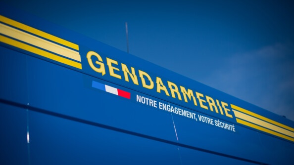Haut du nouveau véhicule de commandement et de transmission de la gendarmerie nationale avec la devise avec le mot "Gendarmerie" en jaune et "Notre engagement, votre sécurité" en blanc, à côté du drapeau français.