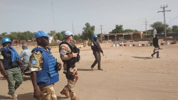Patrouille à Tombouctou avec un soldat malien au premier plan et un gendarme à ses côtés.