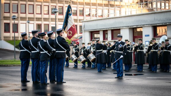 Sur la place d'honneur du fort de Montrouge à Arcueil, plusieurs militaires de l'armement débute la cérémomie du 50e anniversaire. Les musiciens de la gendarmerie mobile sont en second plan pendant que devant se trouve le porte-drapeau.