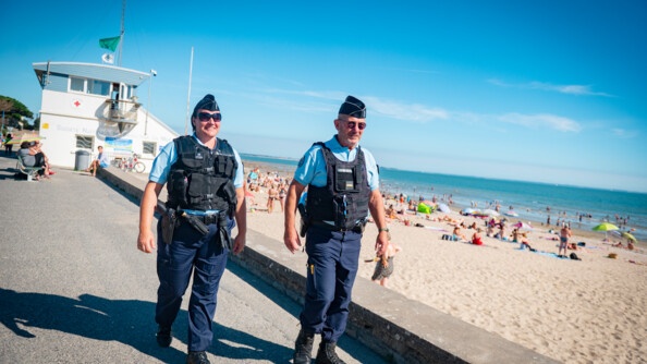 Deux gendarmes patrouillent à pied le long de la plage de Damgan.