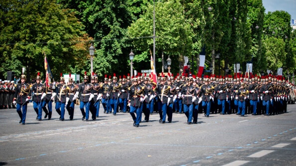 Des gendarmes de la Garde républicaine défilant sur les Champs-Elysées