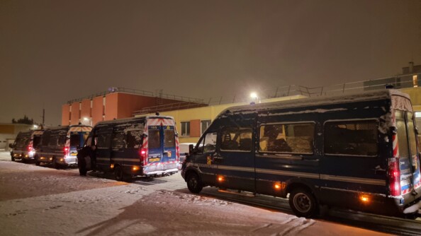 Rame de quatre véhicules de maintien de l'ordre dans la neige