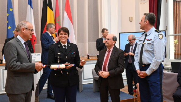 La lieutenante-colonelle Charlotte Tournant reçoit son diplôme des mains du préfet Stéphane Bouillon, directeur de cabinet du ministre de l'Intérieur.