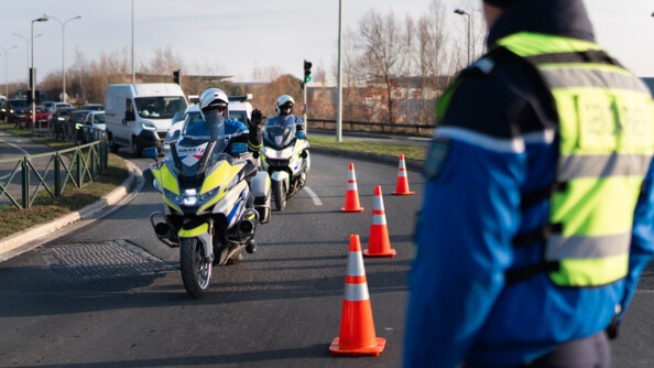 Deux motards de la police nationale passent dans le dispositif de contrôle de la gendarmerie