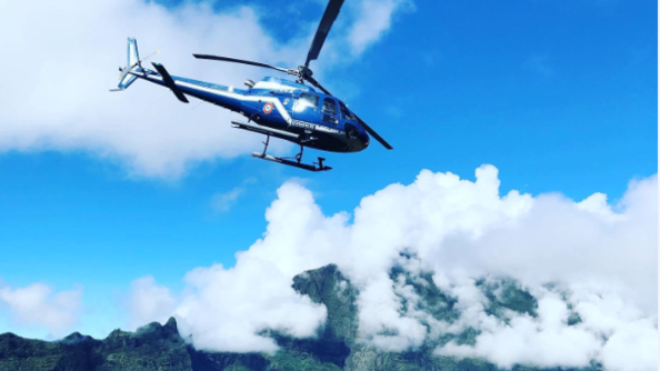 La Réunion : avec l'appui de l'hélicoptère de la section aérienne de gendarmerie, les contrôles s'effectuent jusque dans le cirque de Mafate.