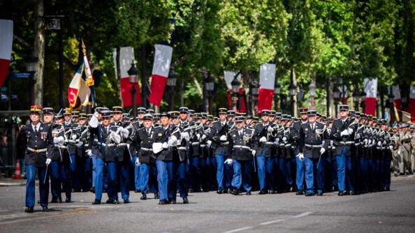 Les élèves-gendarmes de Montluçon défilent sur les Champs-Elysées