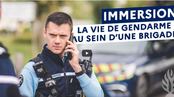 Un gendarme au téléphone et en tenue et derrière, un fond flou avec noté en grand dessus : Immersion, la vie de gendarme au sein d'une brigade.