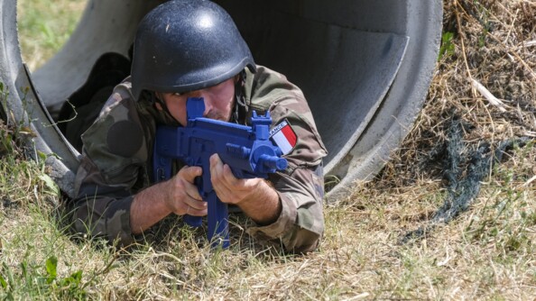 Un élèves français est allongé à la sortie d'un tunnel, blue gun à la main