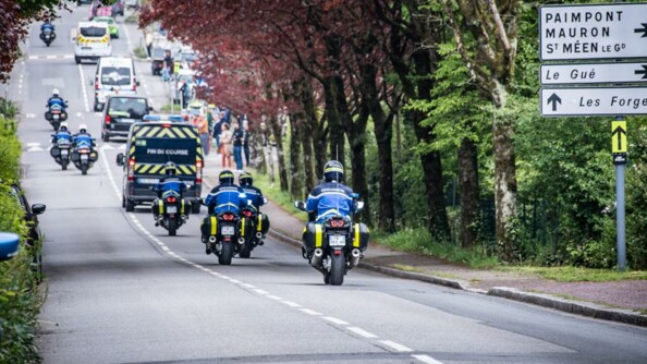 Plusieurs motocyclistes de la garde et de la gendarmerie ferment le dispositif de sécurisation de la course.