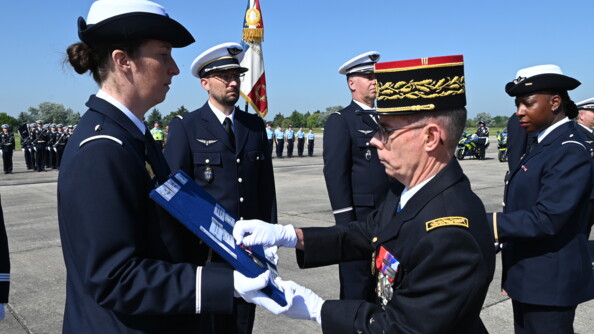 Le MGGN le général de corps d'armée André Pétillot remet une médaille à un militaire.