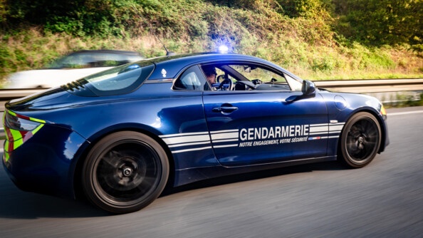 Le véhicule rapide d'intervention (VRI), l'Alpine 110 de la gendarmerie, en action sur la route.