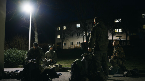 Quatre militaires préparent leur paquetage de nuit