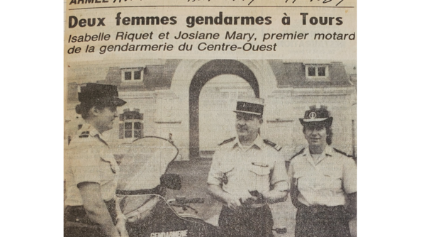 Image d'un article de presse du 17 juillet 1984 sur les deux premières femmes gendarmes à Tours. Sur la photo, Isabelle Riquet, à gauche, et Josiane Mary, à droite, entourent un gendarme de la compagnie de gendarmerie.