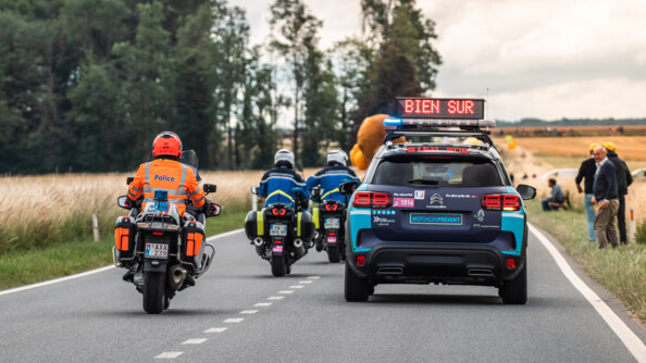 Motocyclistes français et belges assurant la sécurité des axes lors du passage en Belgique.jpg
