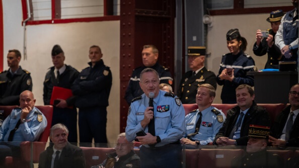 Le directeur général de la gendarmerie nationale s'exprime face aux élus. Derrière lui, se trouve de nombreux autres officiers de la gendarmerie.
