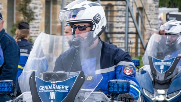 Deux motocyclistes de la garde républicaine, portant leur casque blanc, au guidon de leur moto.