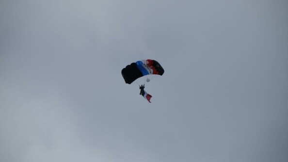 Saut en parachute avec le drapeau français de la maréchale des logis-cheffe Léocadie Ollivier de Pury, Sportive de haut niveau de la Défense - gendarmerie.
