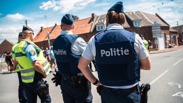 Gendarmes français et policiers belges assurant la sécurité du le passage de la caravane dans le Nord.jpg