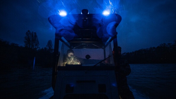 Deux officiers-élèves, dans une cabine de zodiac, sur la seine, patrouillent de nuit