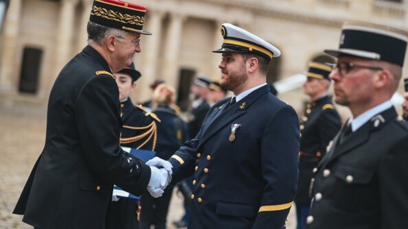 Remise de médaille par le directeur général de la gendarmerie nationale,le général d'armée Christian Rodriguez le 16 février 2023 aux Invalides, à Paris.