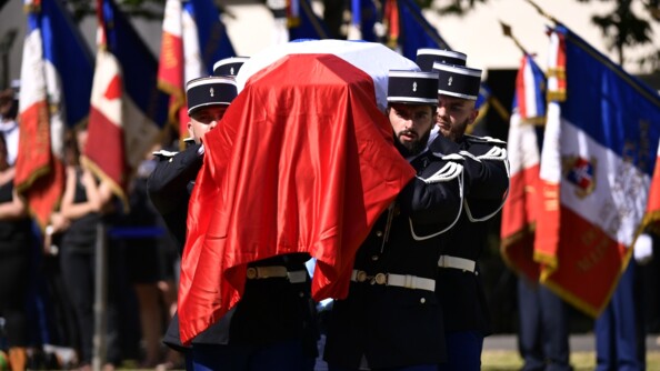 Le cercueil de la major Mélanie Lemée était recouvert du drapeau tricolore, symbole de son engagement au service de la Nation.