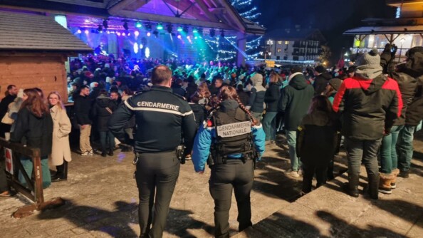 En extérieur et de nuit, deux gendarmes départementaux assurent une présence dissuasive et rassurante lors d'un concert.