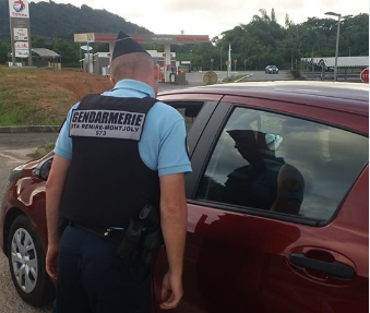 Guyane : contrôle des attestations de déplacement dérogatoire sur le rond-point Adélaïde-Tablon, par la brigade de gendarmerie de Rémire-Montjoly. De nombreux usagers oublient d'horodater leur attestation.