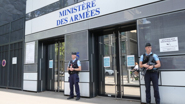 Deux militaires de la gendarmerie de l'Air devant l'entrée du ministère des Armées.