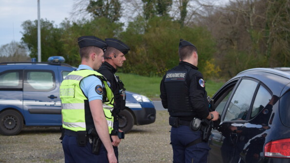 Trois gendarmes contrôlent un véhicule