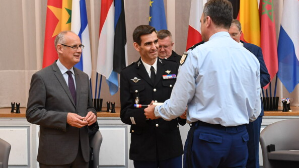 Le colonel Gwendal Durand reçoit son diplôme des mains du général Arnaud Browaëys, en présence du du préfet Stéphane Bouillon, directeur de cabinet du ministre de l'Intérieur, mardi 30 juin à l'Hôtel Beauvau.