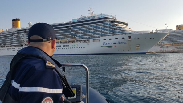Surveillance d'un bateau de croisière accosté à Marseille.