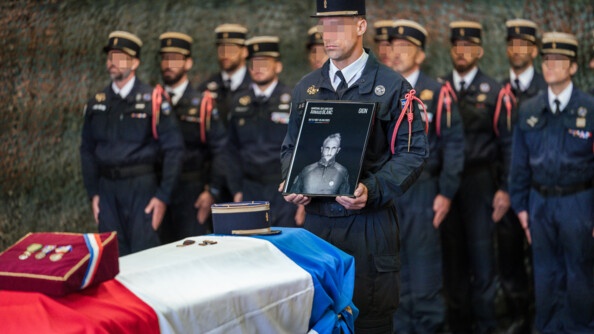 Le cercueil du major Arnaud Blanc, recouvert du drapeau tricolore, à son arrivée à l'aéroport de Vélizy-Villacoublay.
