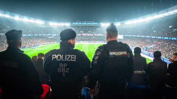 Policier fédéral allemand et gendarme français de l'Unité opérationnelle franco-allemande, en mission de sécurisation dans l'enceinte du Parc des Princes, le 14 février 2023, au milieu des tribunes pendant le match de Ligue des Champions entre le PSG et le Bayern Munich.