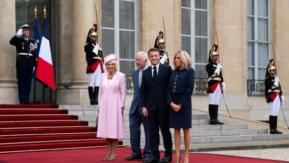 Le couple royal et le couple présidentiel devant le palais de l'élysée
