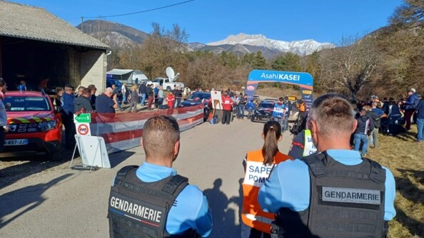 Durant la journée, deux gendarmes sécurisent le départ d'une étape.