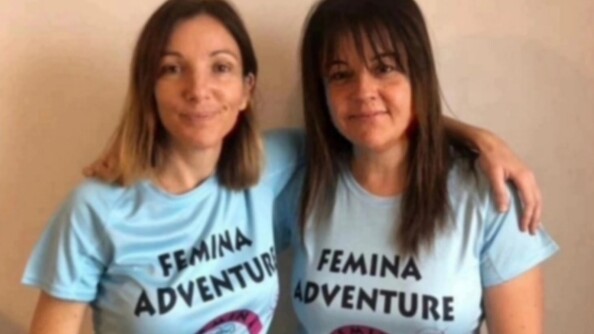 Les deux adjudantes dans un t-shirt de la femina adventure se prennent par l'épaule