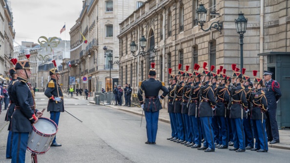 Grande relève de la Garde devant l'entrée du palais de l'Elysée. Des militaires de la Garde debut dans la rue