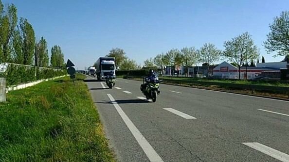 Motocyclistes de l'EDSR31 réalisant une escorte de matériel médical.