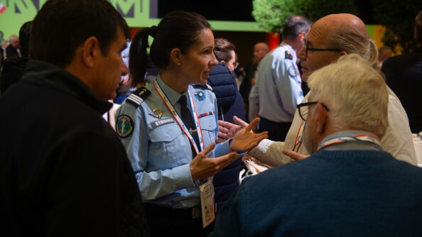 La capitaine Frédérique Engelvin, cheffe du Département prévention et partenariats du CESAN, en charge de l’accompagnement des élus, échange avec des élus lors du Salon des maires 2023.