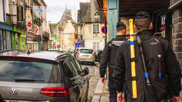 Militaires de la gendarmerie mobile progressant dans une rue d'une ville d'Ille-et-Vilaine.