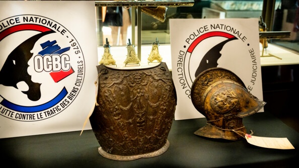 Bourguignotte et dossière de cuirasse, estimés à environ 400 000 euros, volés au musée du Louvre en 1983 lors d’un vol par effraction, et restitués au musée en mars 2021.
