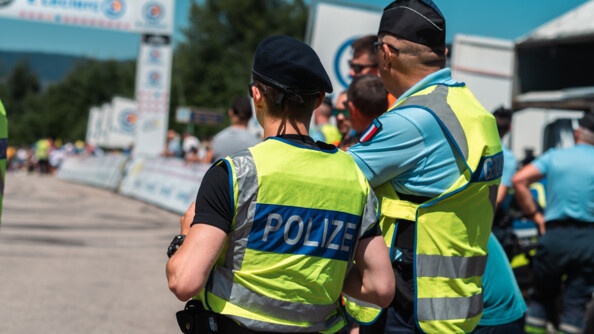 Un gendarme français et un policier allemand de l'UOFA en sécurisation lors de l'étape Tomblaine - La Super Planches des Belles Filles.jpg