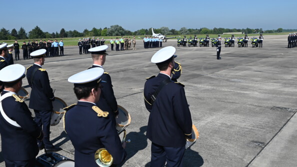 Les gendarmes de la gendarmerie de l'air sont sur la piste de l'aéroport rangé en rang et au garde à vous pendant la cérémonie.