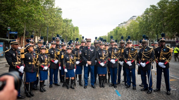 Le général d'armée Christian Rodriguez, Directeur général de la gendarmerie nationale (DGGN), pose au milieu d'une vingtaine d'élèves-officiers de la promotion défilante