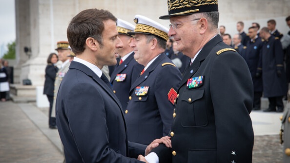 Le président de la République salue le directeur général de la gendarmerie nationale au pied de l'Arc de Triomphe.